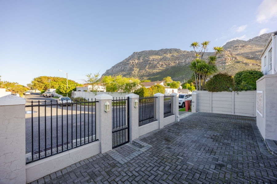 3 Bedroom Property for Sale in Lakeside Western Cape